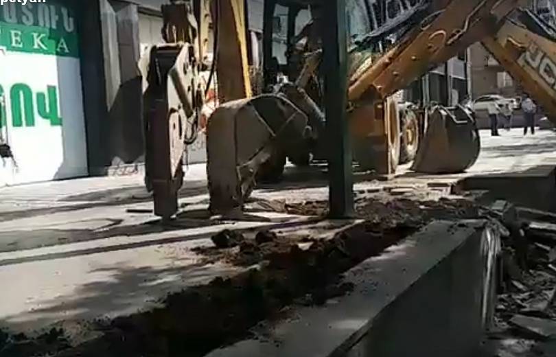 АРМЕНИЯ: Захваченный тротуар на улице Комитаса восстанавливается. Акоп Карапетян