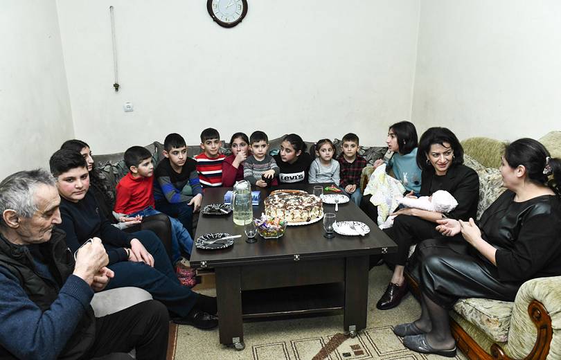 АРМЕНИЯ: Анна Акопян навестила семью, в которой родился 12-й ребенок