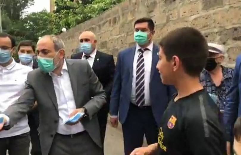 Փողոցում բաժանվող դիմակները ձեռք են բերվել վարչապետի ազգականների անվան հետ կապվող գործարանից պետբյուջեի միջոցների հաշվին