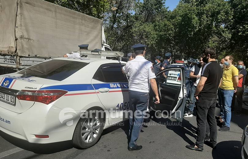 Տեսանյութ.Վազգեն Սարգսյան փողոցից ոստիկանները քիչ առաջ կասկածելի վարքագծով անձի տեղափոխեցին բաժին