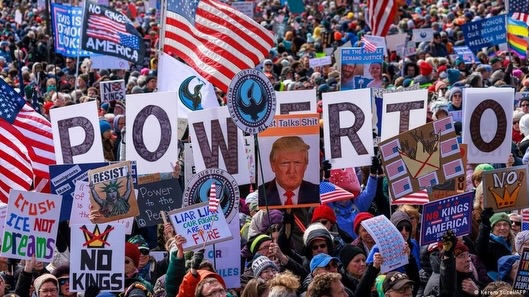 В США прошли массовые протесты против политики ТрампаДесятки тысяч людей вышли 28 марта на улицы (1).jpg (94 KB)