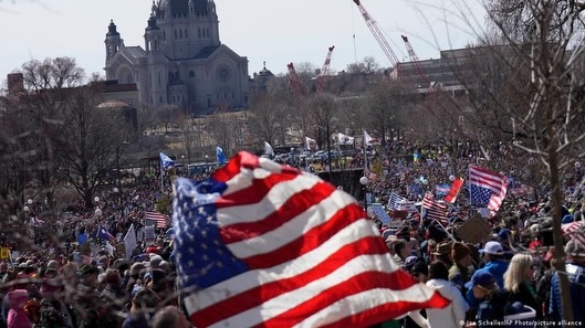 В США прошли массовые протесты против политики ТрампаДесятки тысяч людей вышли 28 марта на улицы.jpg (69 KB)