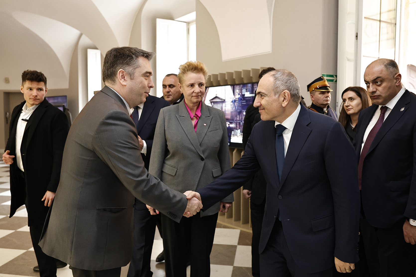 63252_b.jpg (569 KB)