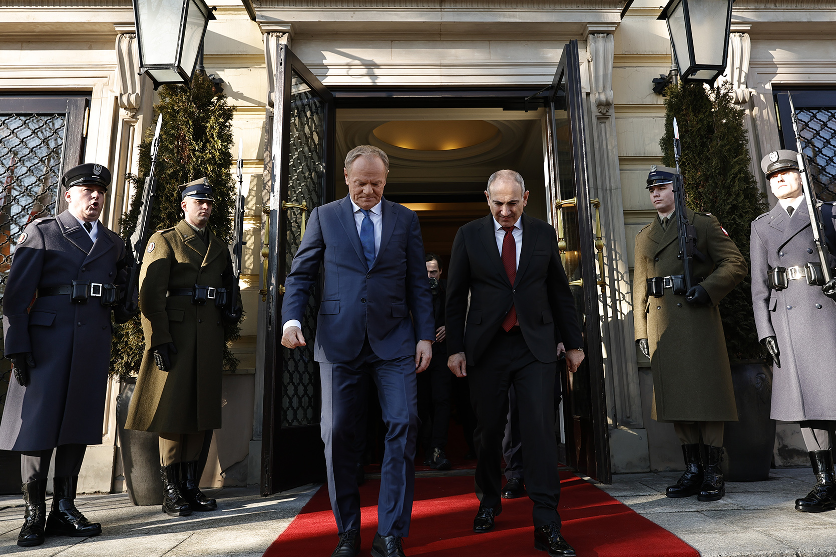 63352_b.jpg (902 KB)