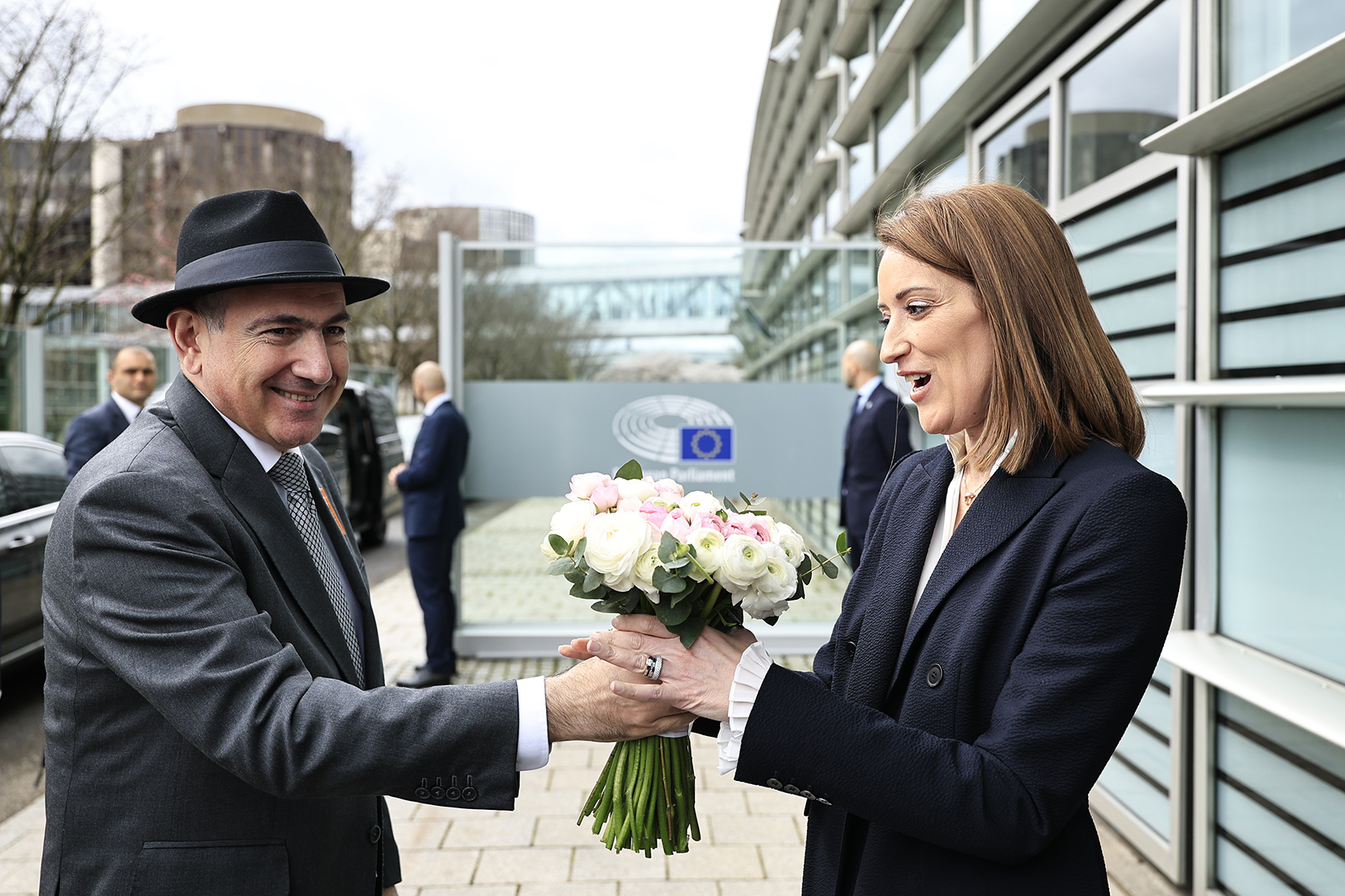 63779_b.jpg (727 KB)