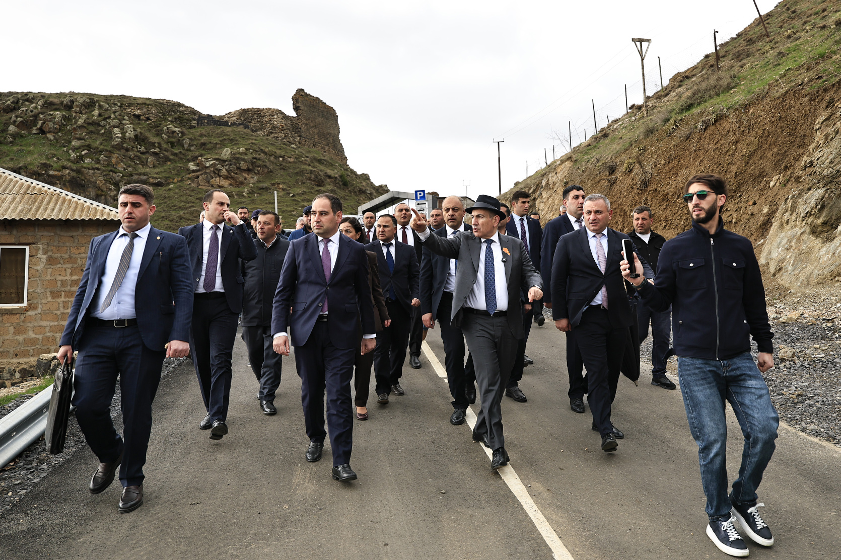 64615_b.jpg (980 KB)