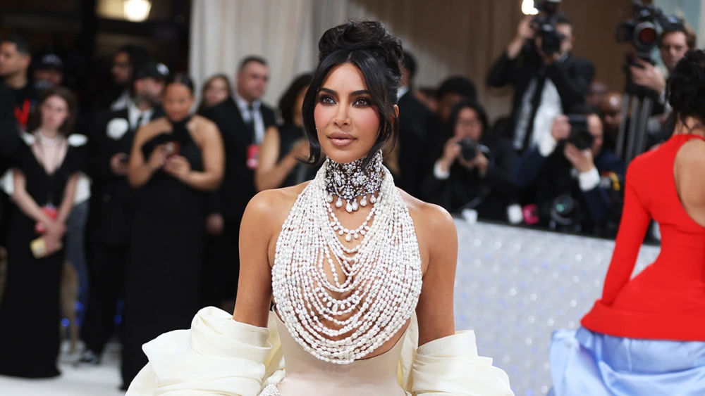 kim-kardashian-met-gala-pearls-dress.webp (91 KB)