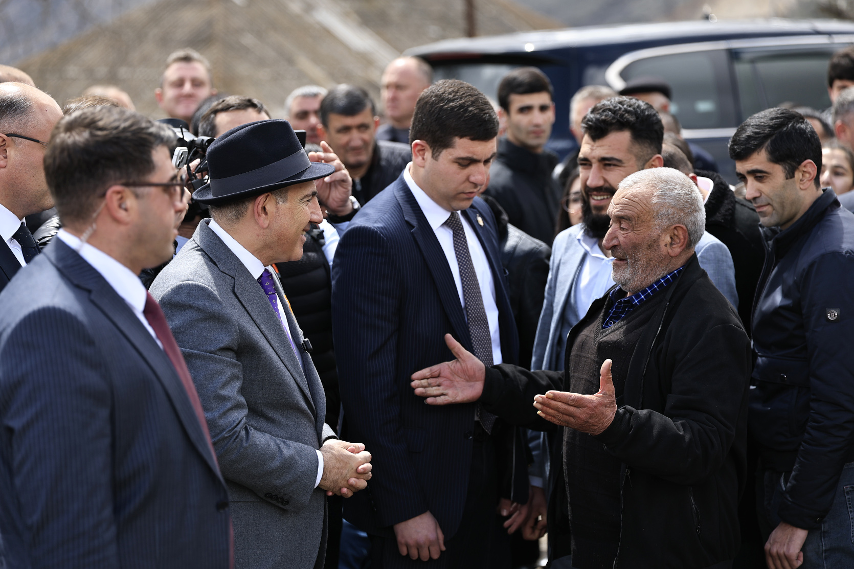 64810_b.jpg (611 KB)