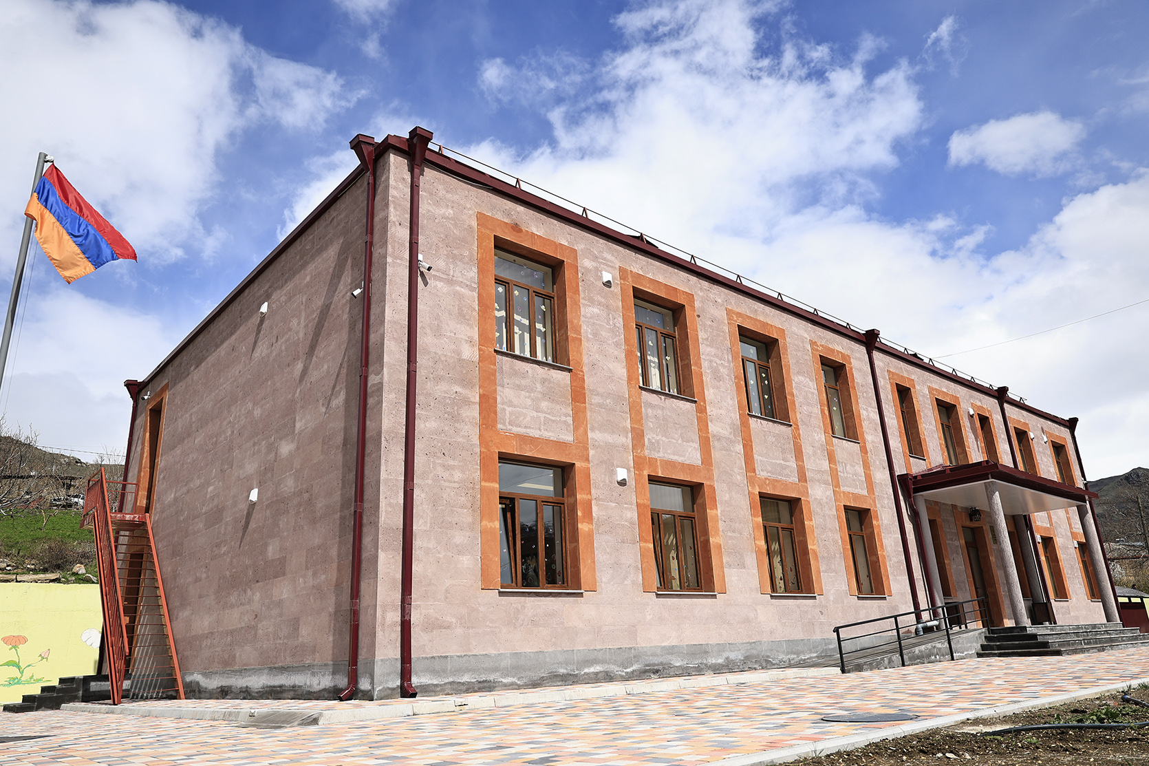 64828_b.jpg (936 KB)