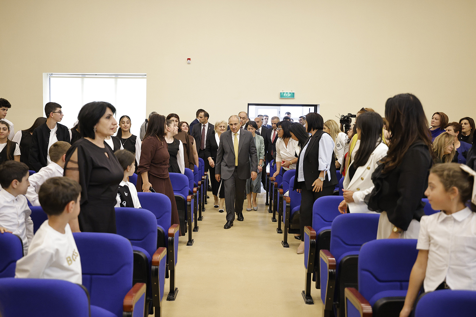 58235_b.jpg (669 KB)