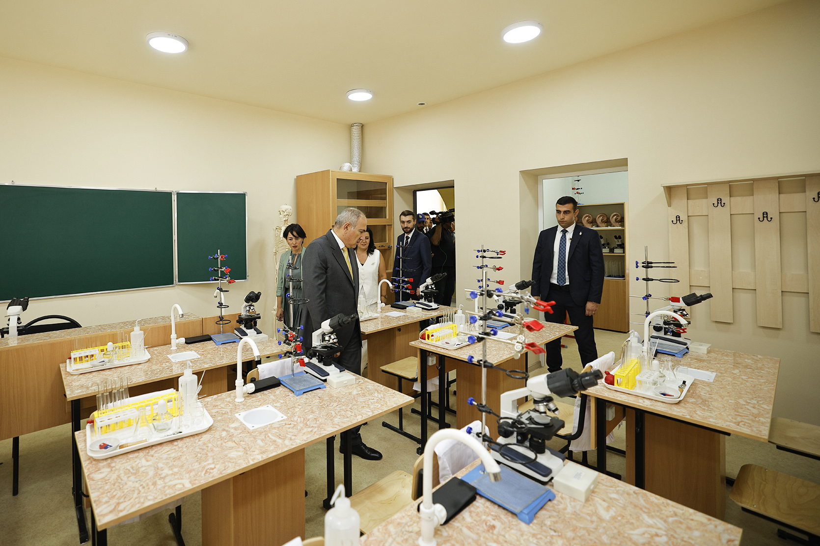 58310_b.jpg (733 KB)