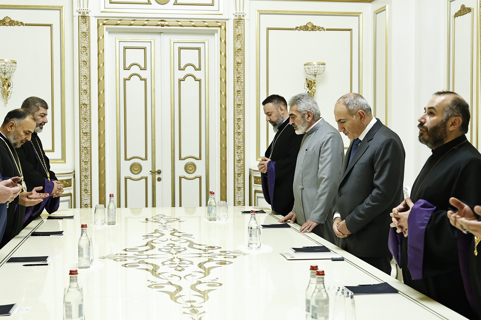 61077_b.jpg (672 KB)