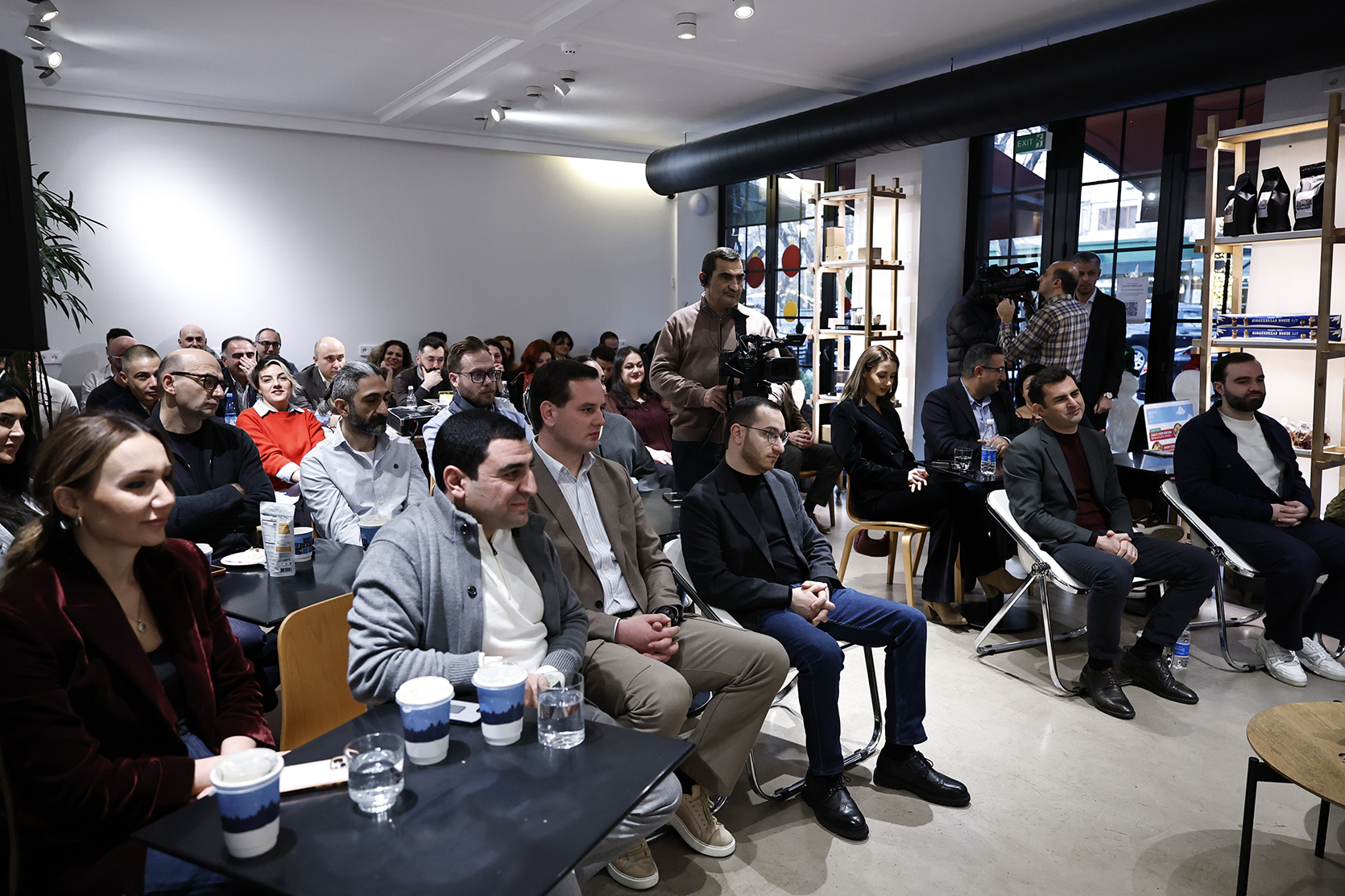 61945_b.jpg (777 KB)