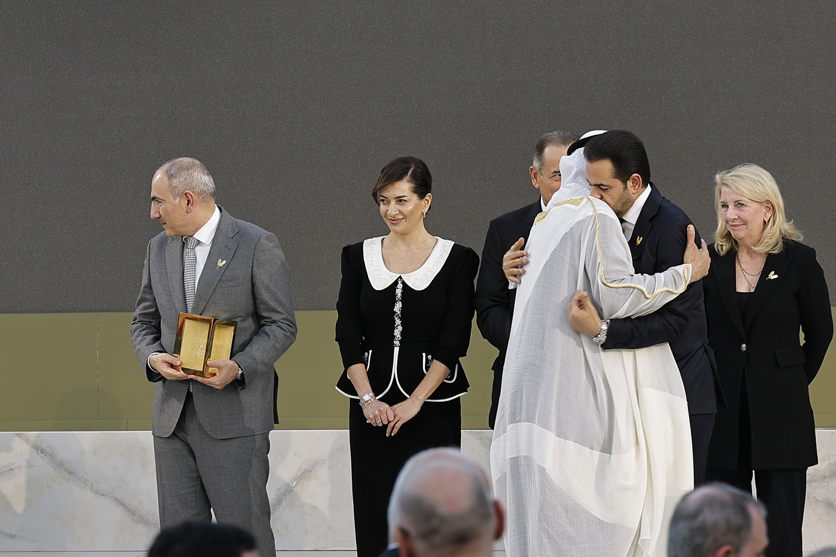 62879_b.jpg (785 KB)