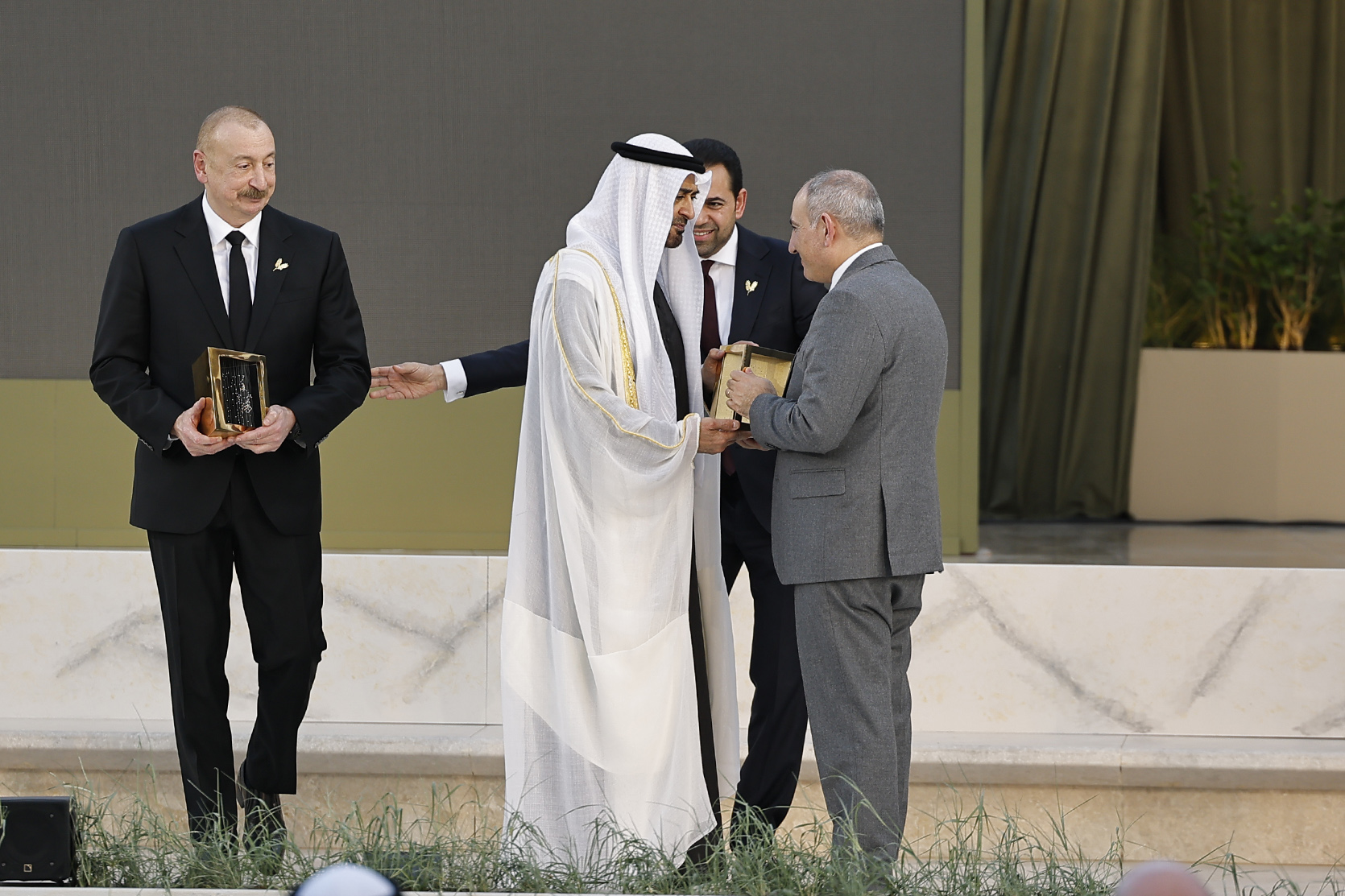 62887_b.jpg (620 KB)