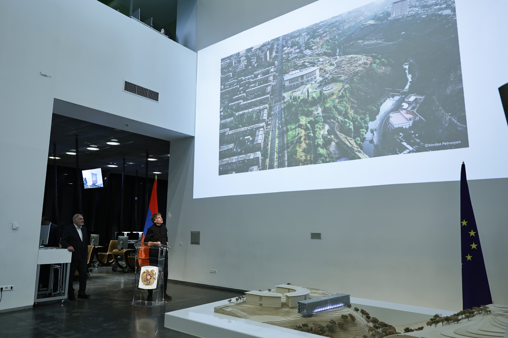 63219_b.jpg (564 KB)